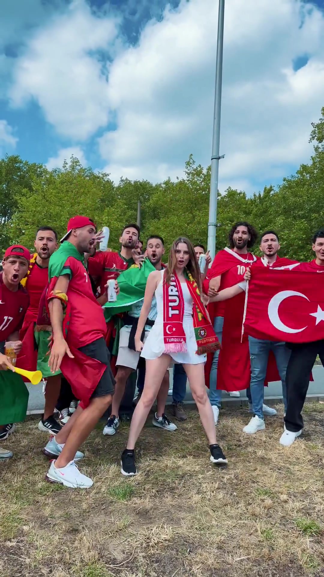 因为他，葡萄牙球迷和土耳其球迷才这么和谐！葡萄牙土耳其球迷赛前一起Si